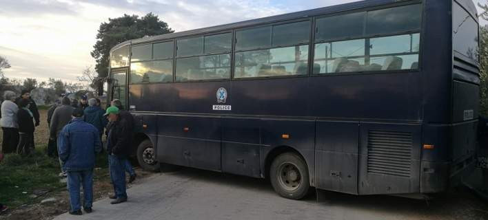 Αναταραχή στη Χίο: Κάτοικοι εμποδίζουν τη μεταφορά οικίσκων στο κέντρο της ΒΙΑΛ